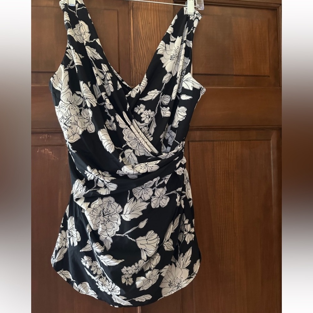 Black & White Floral Land’s End one piece swimsuit | Size 8